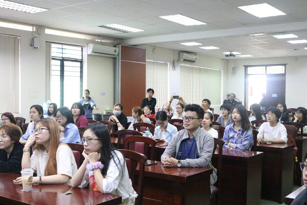 Rất đông sinh viên đến tham dự chương trình. Rất đông sinh viên đến tham dự chương trình.