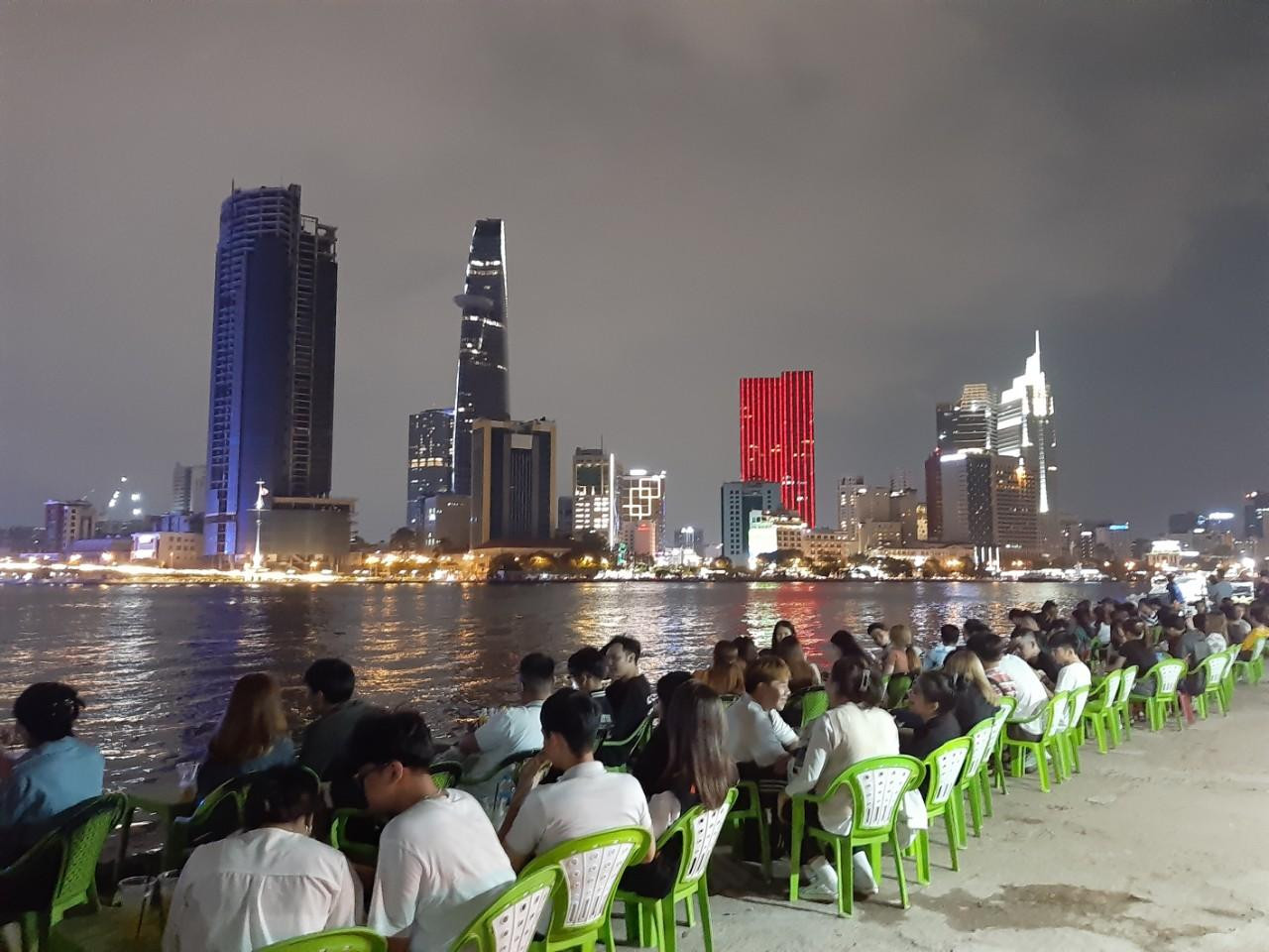 Những quán nước ven sông (khu công viên Thủ Thiêm) luôn đông các bạn trẻ đến tránh nóng.