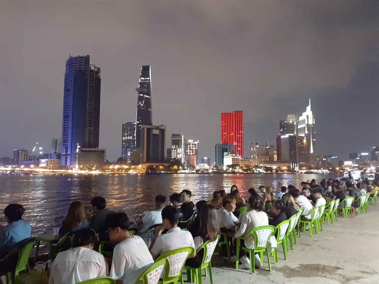 Những quán nước ven sông (khu công viên Thủ Thiêm) luôn đông các bạn trẻ đến tránh nóng.