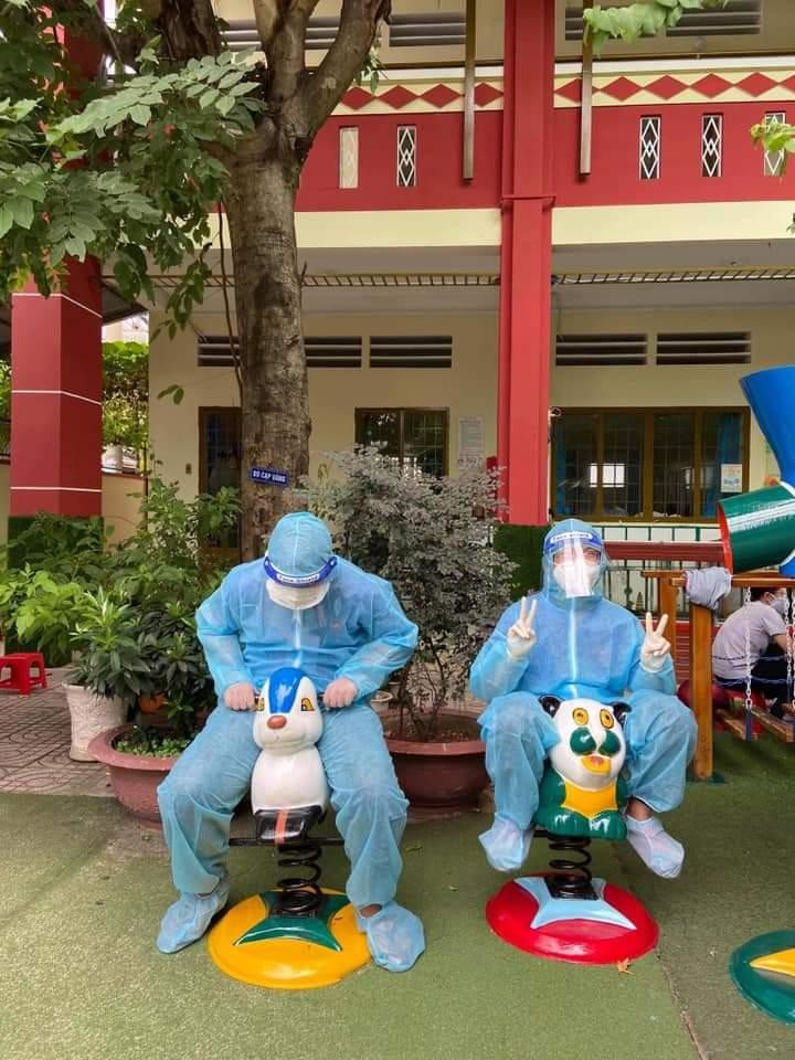 Sau những lúc căng thẳng của công việc tình nguyện các bạn trẻ cũng có những giây phút thư giãn lấy lại tinh thần.