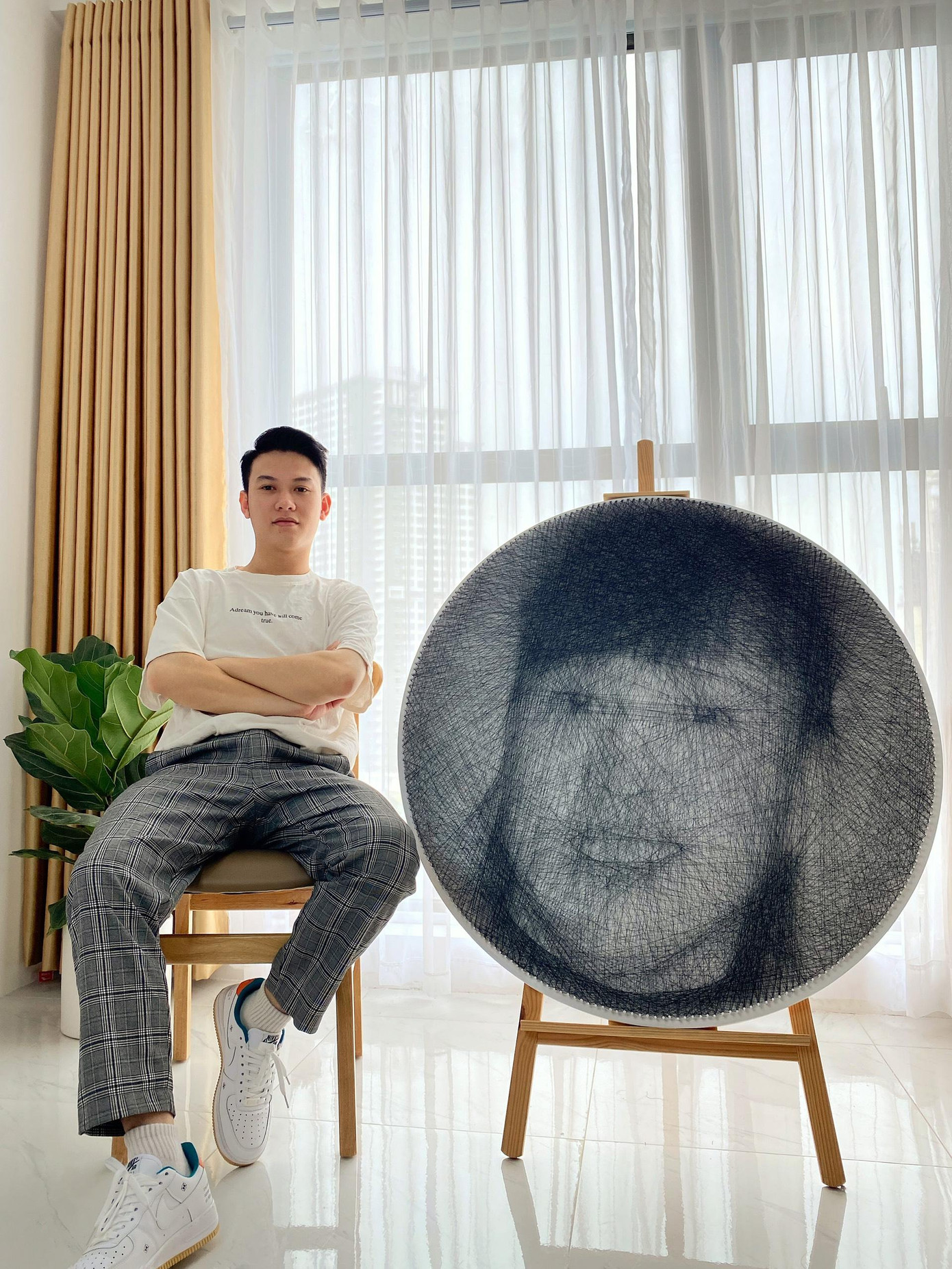 Đoàn Dũng và tác phẩm tranh chỉ đinh của mình. Bức tranh chỉ đinh công phu nhất của Dũng phải mất đến hai tháng để hoàn thành. Đó là những bức tranh về phong cảnh thiên nhiên Việt Nam có kích thước lớn nhất tính đến thời điểm hiện tại là 4m x 9m. Đoàn Dũng và tác phẩm tranh chỉ đinh của mình. Bức tranh chỉ đinh công phu nhất của Dũng phải mất đến hai tháng để hoàn thành. Đó là những bức tranh về phong cảnh thiên nhiên Việt Nam có kích thước lớn nhất tính đến thời điểm hiện tại là 4m x 9m.