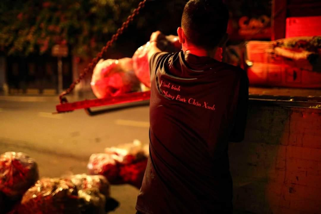 Công việc hằng ngày của nhóm bắt đầu từ lúc sáng sớm và đến tối khuya mới kết thúc. Công việc hằng ngày của nhóm bắt đầu từ lúc sáng sớm và đến tối khuya mới kết thúc.