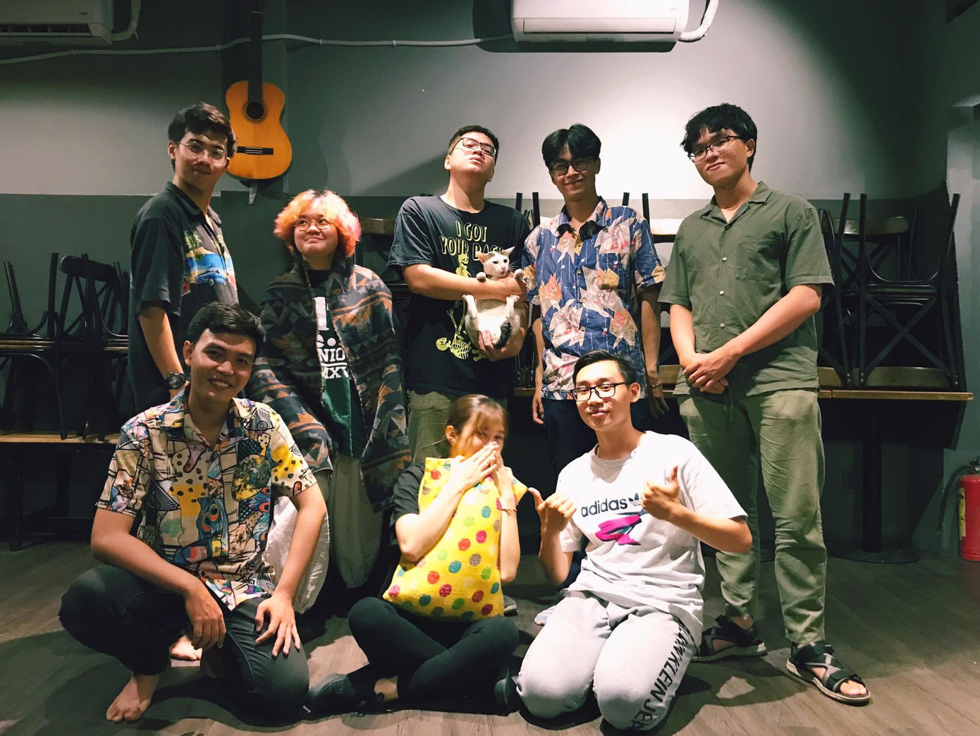 Band HUMM với 8 bạn trẻ đam mê âm nhạc, trong đó có Châu Nhi. (Ảnh: NVCC) Band HUMM với 8 bạn trẻ đam mê âm nhạc, trong đó có Châu Nhi. (Ảnh: NVCC)