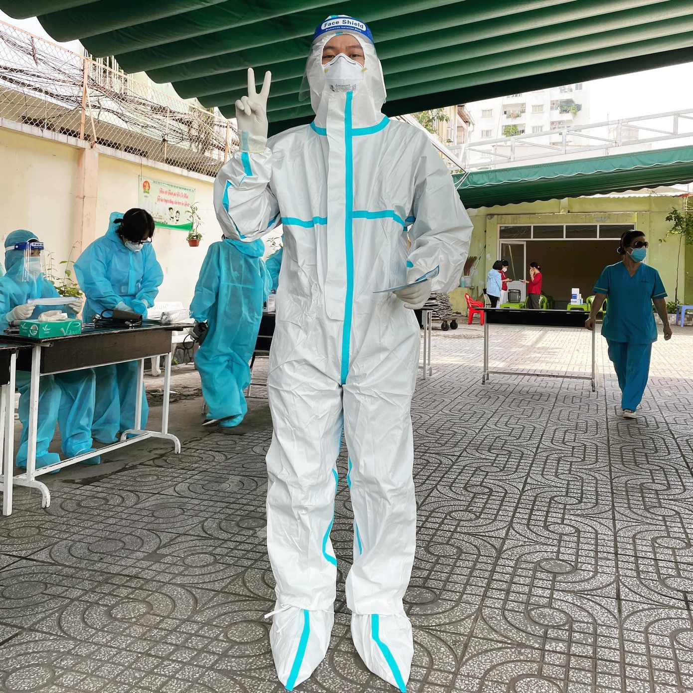 Dưới cái nóng như đổ lửa ở Sài Gòn, Chung phải mặc bộ đồ bảo hộ kín mít cộng thêm vài lớp khẩu trang để đảm bảo an toàn.