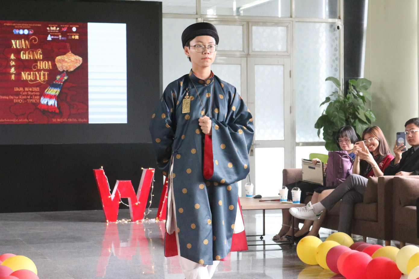 Phần trình diễn trang phục cổ Việt trên sân khấu đã thu hút sự quan tâm của các bạn sinh viên. Phần trình diễn trang phục cổ Việt trên sân khấu đã thu hút sự quan tâm của các bạn sinh viên.