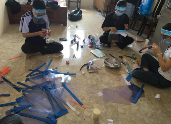 Các bạn tình nguyện viên làm tấm chống giọt bắn nhằm hỗ trợ đội "Tiếp sức mùa thi" 2021 tại trường.