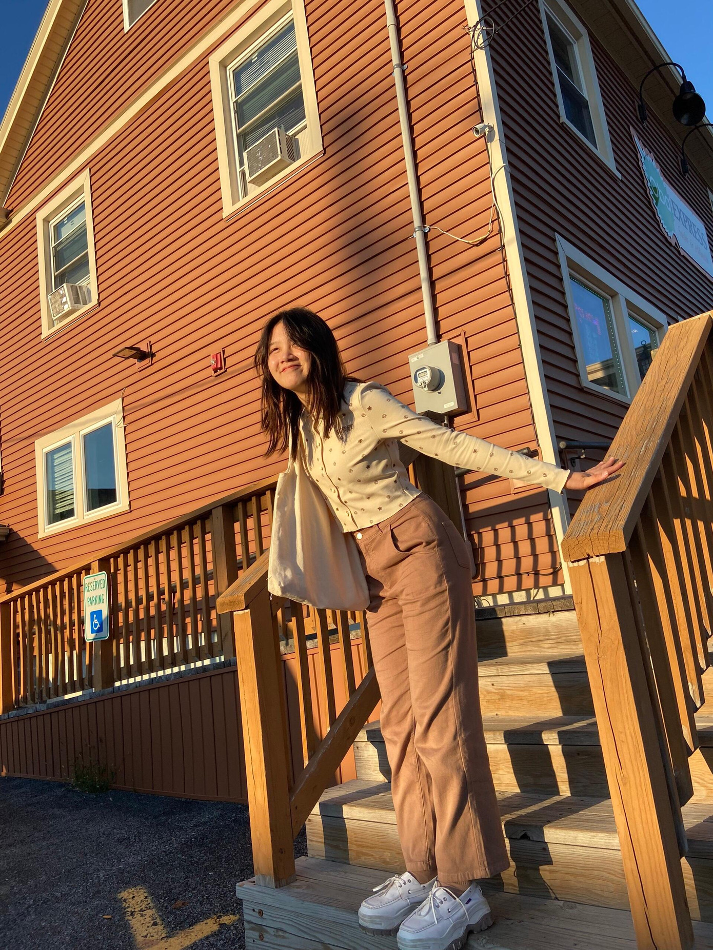 Diệu Vân đã dần quen với nhịp sống mới và luôn cố gắng để tận hưởng cuộc sống một cách trọn vẹn nhất. Diệu Vân đã dần quen với nhịp sống mới và luôn cố gắng để tận hưởng cuộc sống một cách trọn vẹn nhất.