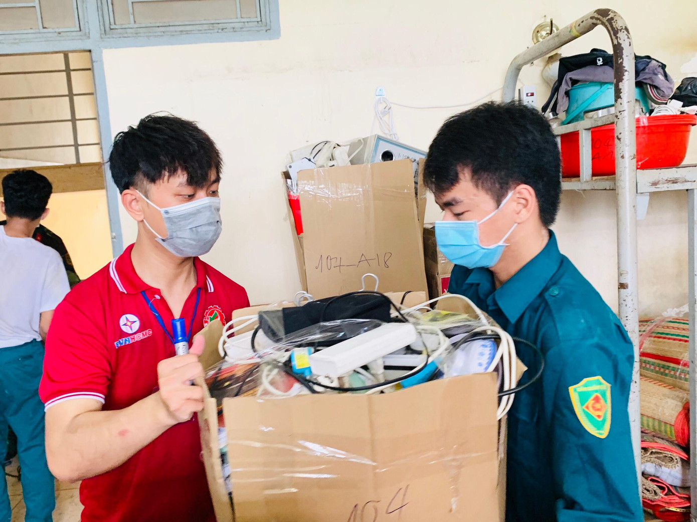 Bảo Minh trở thành tình nguyện viên cùng xếp đồ, dọn phòng ký túc xá cùng các chiến sĩ. Bảo Minh trở thành tình nguyện viên cùng xếp đồ, dọn phòng ký túc xá cùng các chiến sĩ.