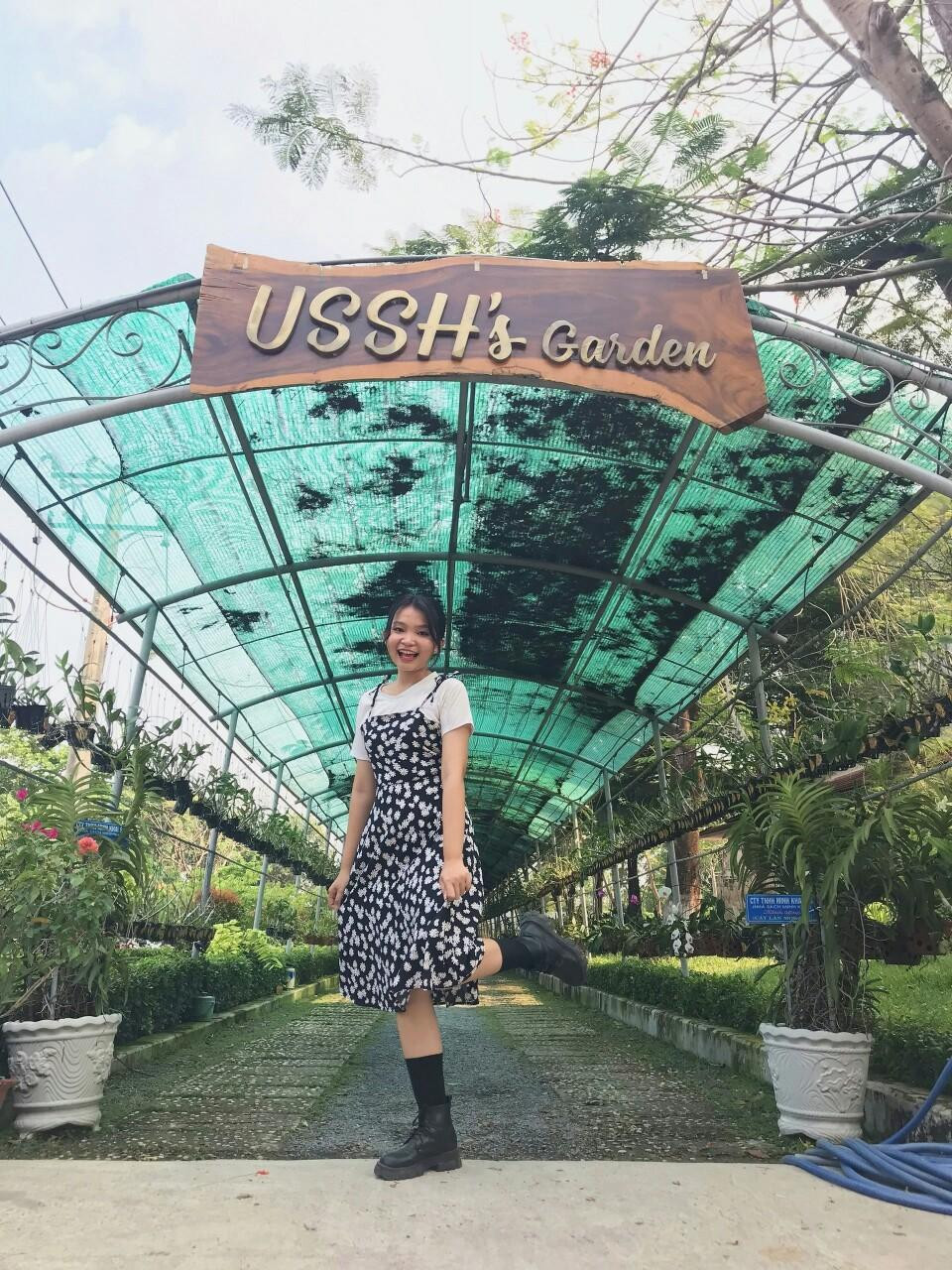 Các bạn sinh viên thường check-in ở những không gian xanh của trường.