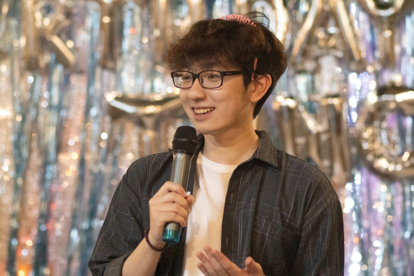 Tuấn Phương tạo thiện cảm với mọi người bằng nụ cười tươi và thái độ vui vẻ, lạc quan. Tuấn Phương tạo thiện cảm với mọi người bằng nụ cười tươi và thái độ vui vẻ, lạc quan.