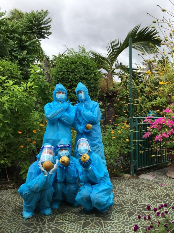 Niềm vui của các bạn tình nguyện viên khi được chủ nhà đãi dừa. Niềm vui của các bạn tình nguyện viên khi được chủ nhà đãi dừa.