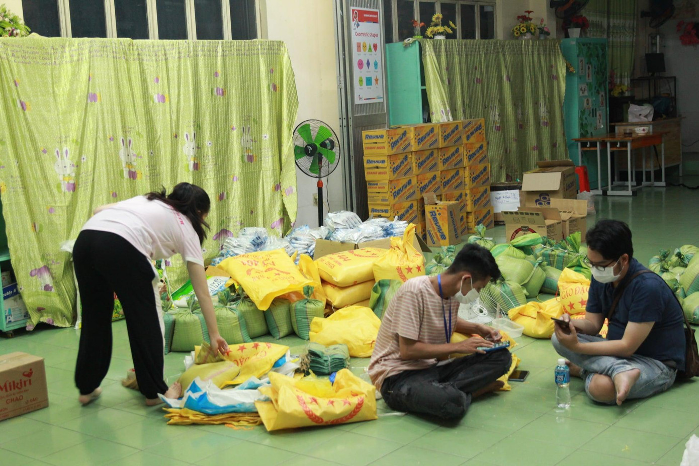 Đạo diễn – nhạc sĩ Holy Thắng cùng nhóm &quot;Điều ước Ban Mai&quot; đã cùng vận động và trao tặng 800 phần quà cho bà con Q. Gò Vấp. (Ảnh: NVCC)