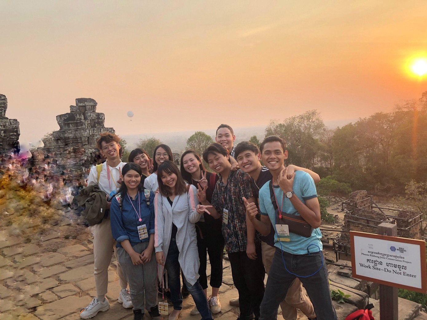 Cuối mỗi tuần, nhóm của Bình và các tình nguyện viên ở quốc gia khác sẽ đi du lịch cùng nhau. Cuối mỗi tuần, nhóm của Bình và các tình nguyện viên ở quốc gia khác sẽ đi du lịch cùng nhau.