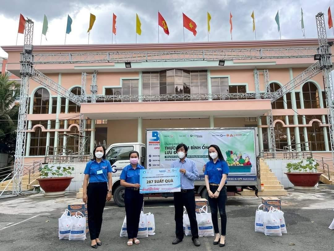 Ban Tổ chức đã đến các khu nhà trọ, các trường để trao quà cho các bạn sinh viên (Ảnh: TTCTXH)