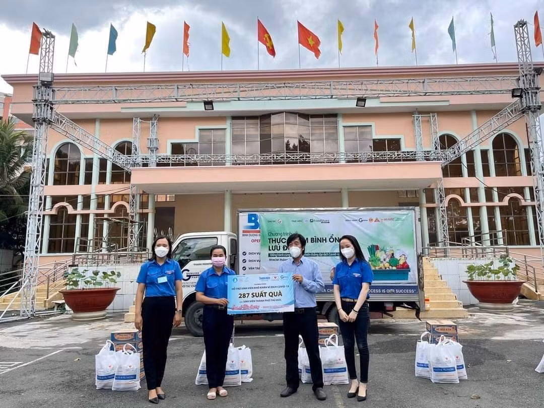 Ban Tổ chức đã đến các khu nhà trọ, các trường để trao quà cho các bạn sinh viên (Ảnh: TTCTXH)