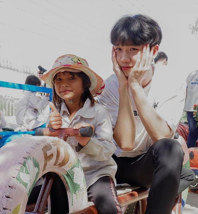 Hoàng Nguyên vẫn nỗ lực từng ngày. Có dịp, cậu lại tham gia các hoạt động thiện nguyện.