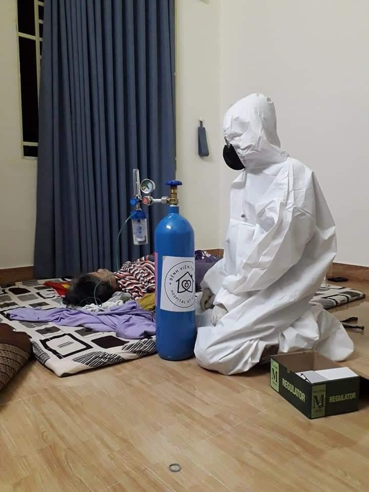 Tình nguyện viên của dự án đến tận nhà bệnh nhân COVID-19 để hỗ trợ, cung cấp thiết bị, thuốc điều trị miễn phí. Tình nguyện viên của dự án đến tận nhà bệnh nhân COVID-19 để hỗ trợ, cung cấp thiết bị, thuốc điều trị miễn phí.