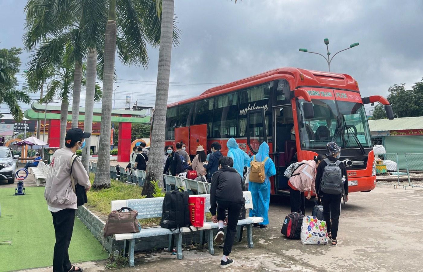 Nhiều bạn sinh viên tại các tỉnh thành đang mong chờ để trở lại TP. HCM chuẩn bị cho việc học.