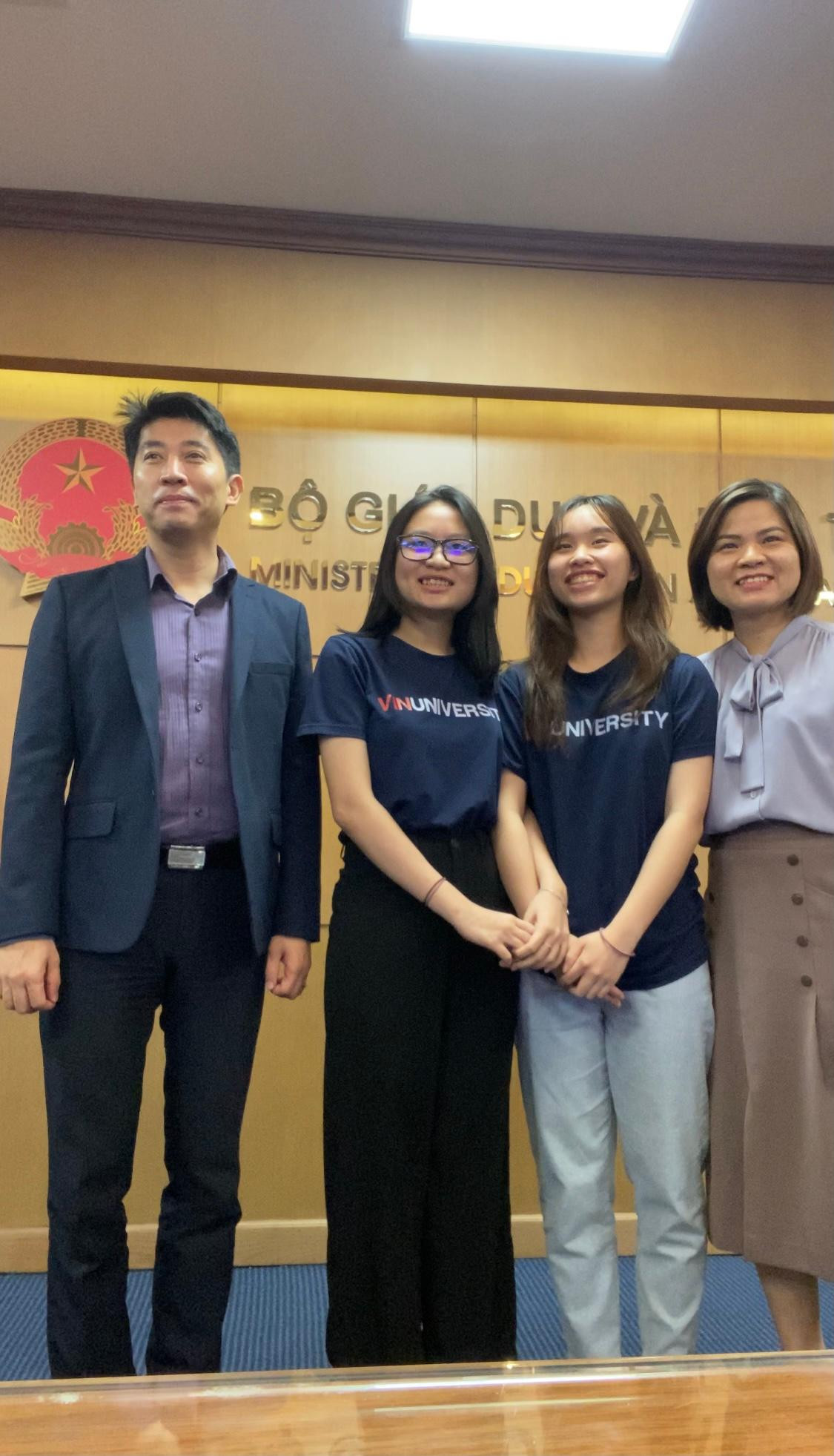 An gia cuộc họp tại Bộ Giáo dục và Đào tạo cùng đoàn giáo viên ở trường.