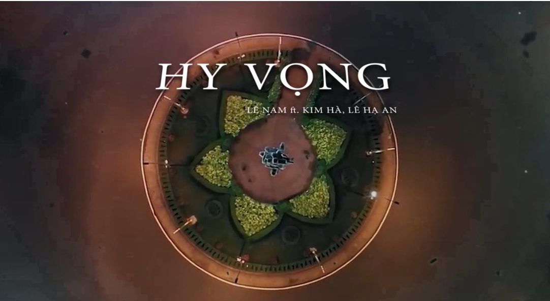 Ảnh bìa của MV được đăng tải trên Youtube. Ảnh bìa của MV được đăng tải trên Youtube.