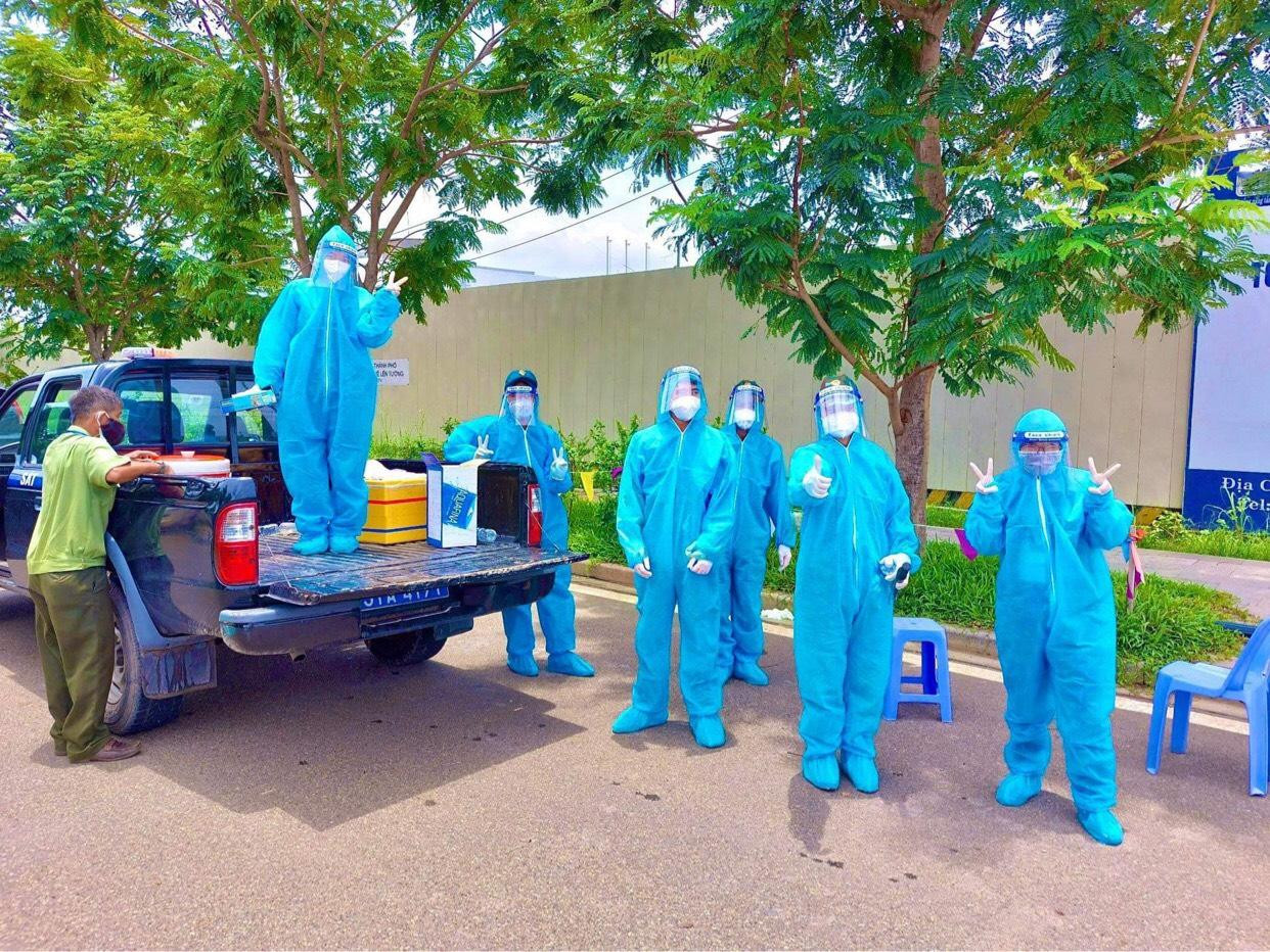 Lan Hương cùng các tình nguyện viên có mặt trên nhiều mặt trận.