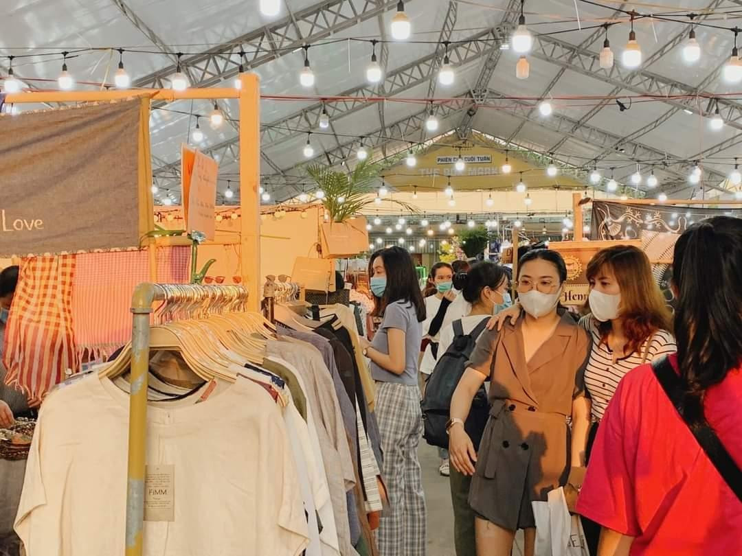 Những chợ phiên mua sắm cuối tuần được nhiều bạn trẻ ưu tiên tìm đến.