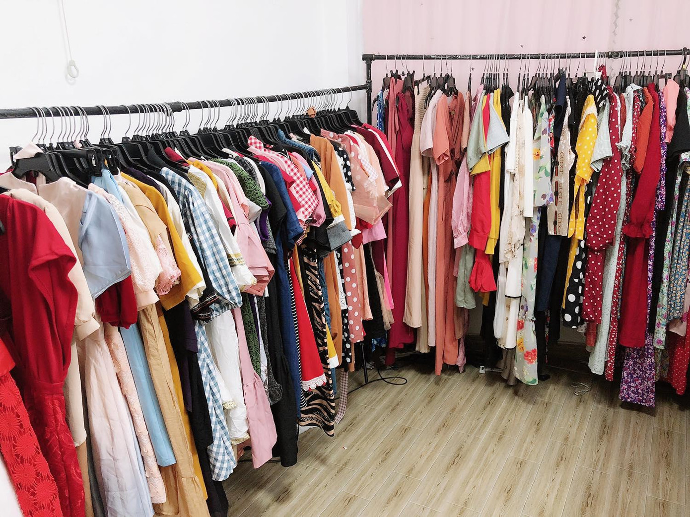 Đa số các mặt hàng thời trang đều dành cho phụ nữ từ 18 - 35 tuổi.