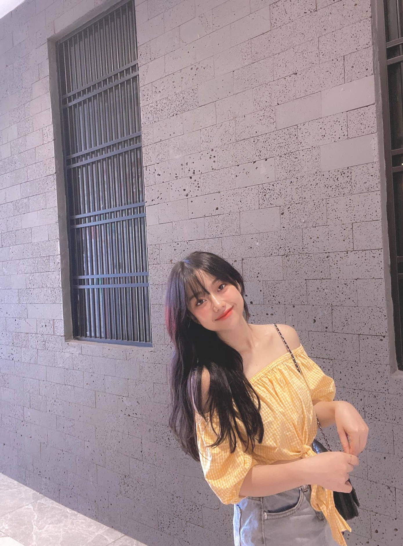 Thùy Dương là cô gái lạc quan luôn nở nụ cười trên môi. Thùy Dương là cô gái lạc quan luôn nở nụ cười trên môi.