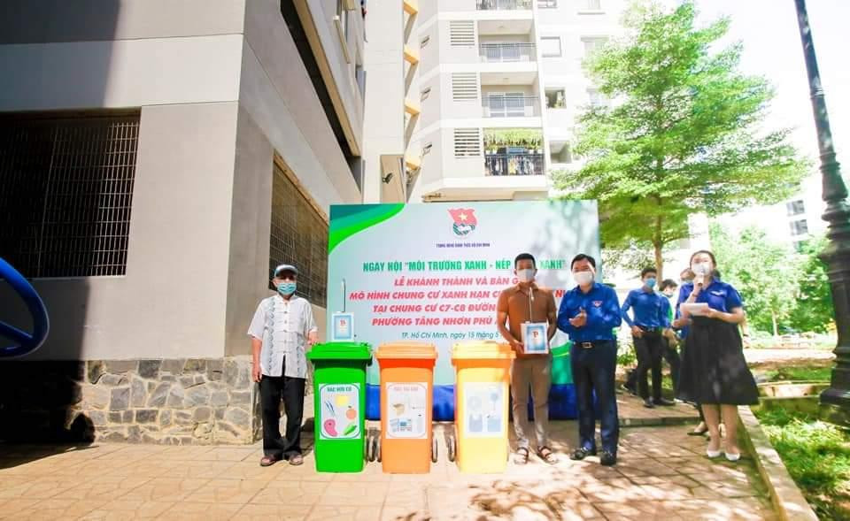 T.Ư Đoàn trao tặng 6 thùng rác phân loại tại nguồn đặt tại khu vực đổ rác thải của chung cư.