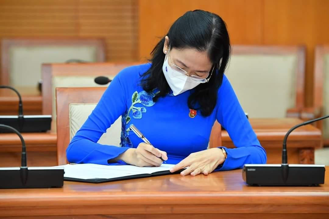 Chị Phan Thị Thanh Phương – Thành ủy viên, Bí thư Thành Đoàn, Chủ tịch Hội Sinh viên TP. HCM đại diện ký bản ghi nhớ. (Ảnh: Việt Dũng)