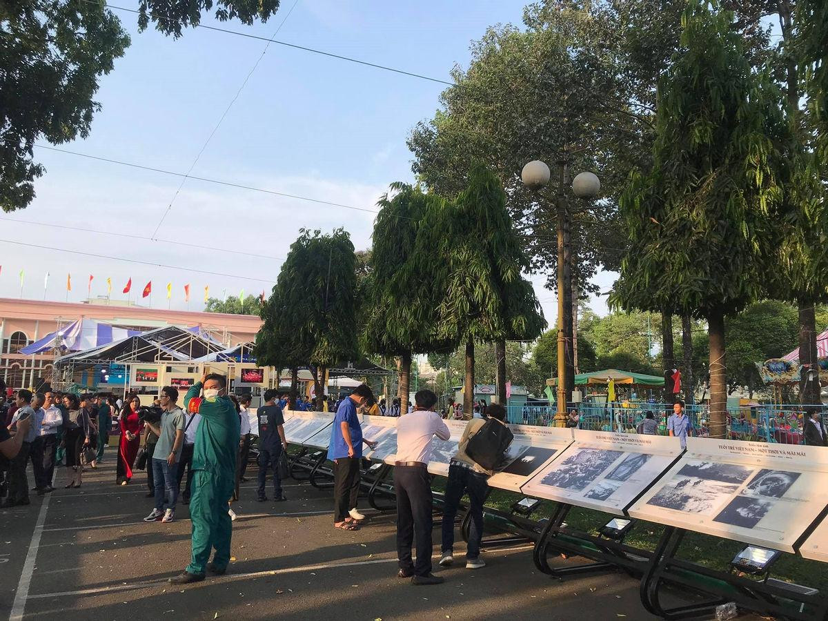 Những hoạt động triển lãm ảnh cũng diễn ra trong khuôn khổ "Tuần lễ sách TP. HCM". Những hoạt động triển lãm ảnh cũng diễn ra trong khuôn khổ "Tuần lễ sách TP. HCM".