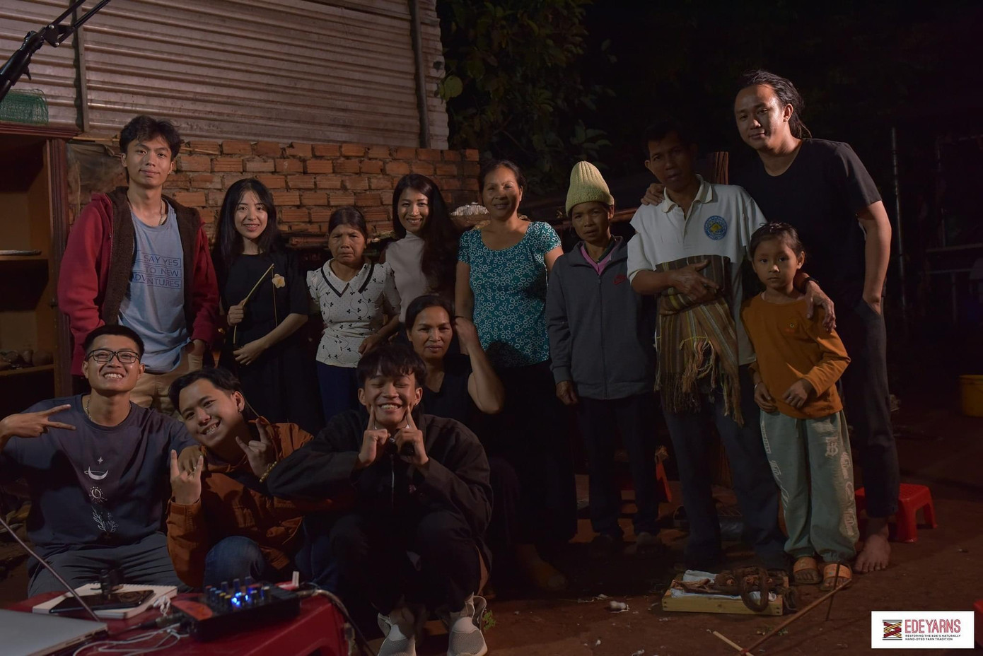 Các bạn trẻ nhóm dự án Ede Yarns trong một lần đi khảo sát chụp ảnh cùng ba con Ê Đê.