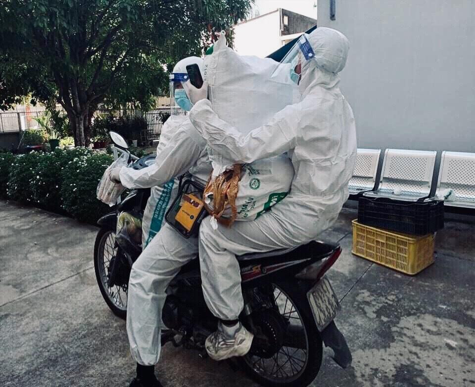 Huy và các bạn tình nguyện viên nhận nhiệm vụ hàng ngày hỗ trợ tuyến đầu chống dịch. Huy và các bạn tình nguyện viên nhận nhiệm vụ hàng ngày hỗ trợ tuyến đầu chống dịch.