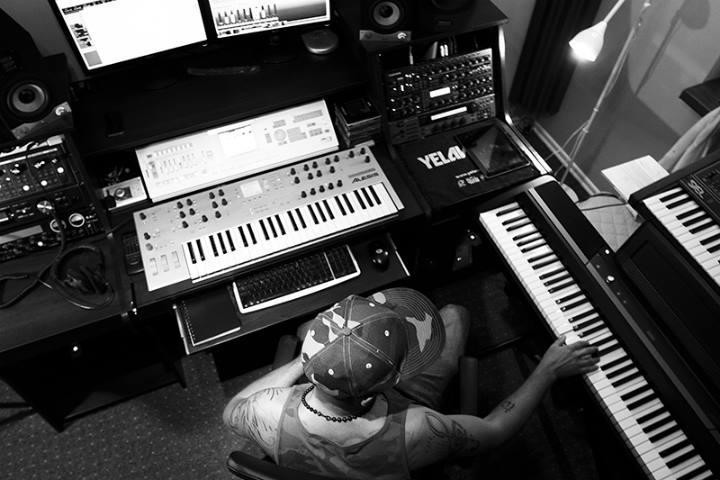 Huy thành thạo nhiều loại nhạc cụ. (Ảnh: NVCC) Huy thành thạo nhiều loại nhạc cụ. (Ảnh: NVCC)