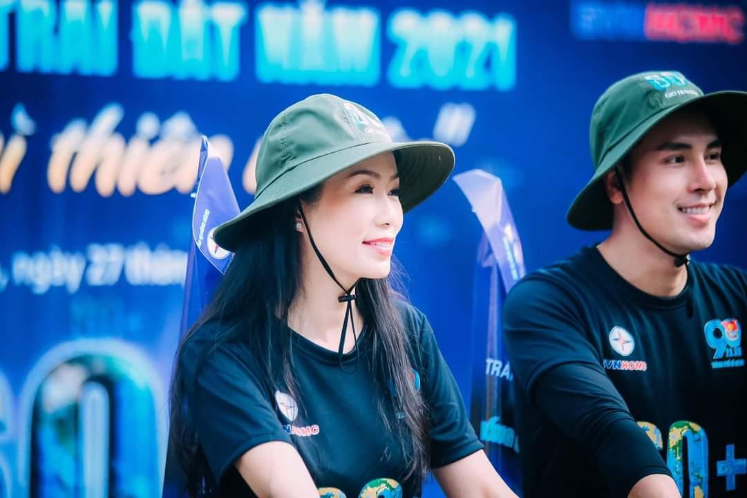 Các nghệ sĩ cũng cùng tham gia chương trình đạp xe hưởng ứng Giờ Trái đất năm 2021. (Ảnh: Thành Đoàn TP.HCM)