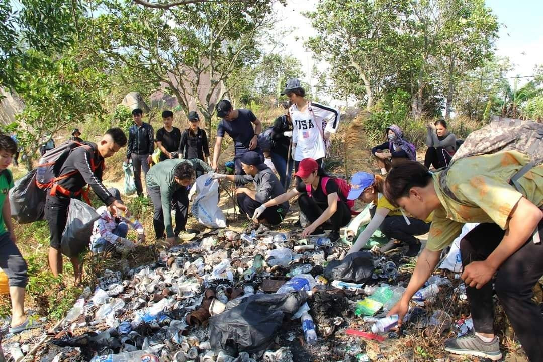 Rác được phân loại và gom xuống điểm tập kết dưới chân núi. Rác được phân loại và gom xuống điểm tập kết dưới chân núi.