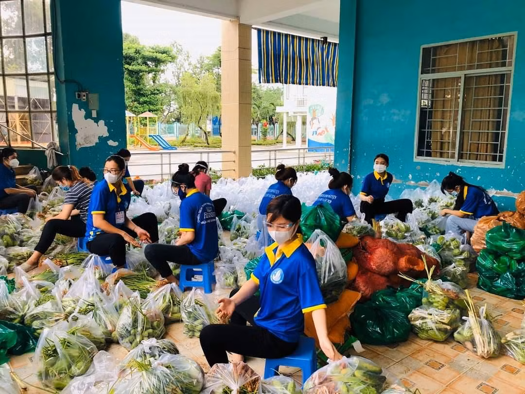 Nhiều bạn sinh viên tình nguyện tham gia hỗ trợ đi chợ cho người dân.