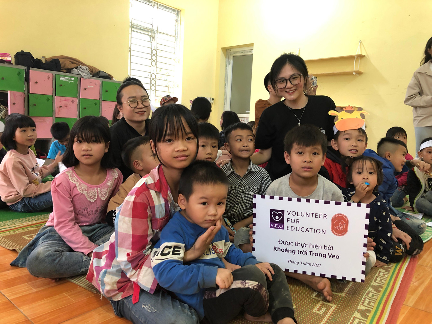 Nhóm giao lưu cùng các em nhỏ. Nhóm giao lưu cùng các em nhỏ.