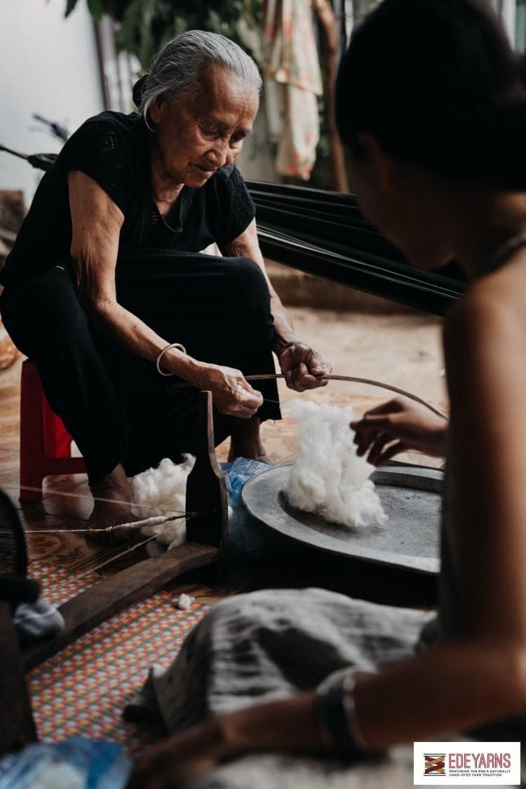 Phương thức sản xuất thổ cẩm xưa của bà con Ê Đê được nhóm bạn trẻ khôi phục lại.