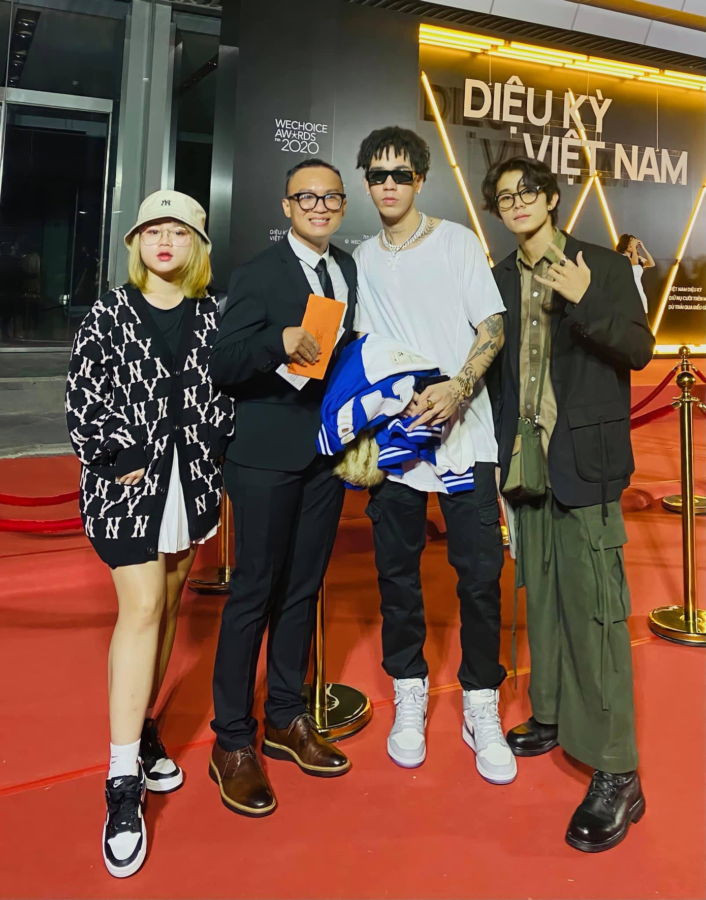 Đỗ Anh Hào (ngoài cùng bên phải) trong một lần được mời tham dự đêm Gala WeChoice Awards 2020. (Ảnh: NVCC) Đỗ Anh Hào (ngoài cùng bên phải) trong một lần được mời tham dự đêm Gala WeChoice Awards 2020. (Ảnh: NVCC)