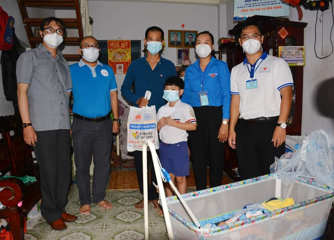 Đoàn đã đến thăm hỏi và tặng quà các em học sinh có hoàn cảnh khó khăn.