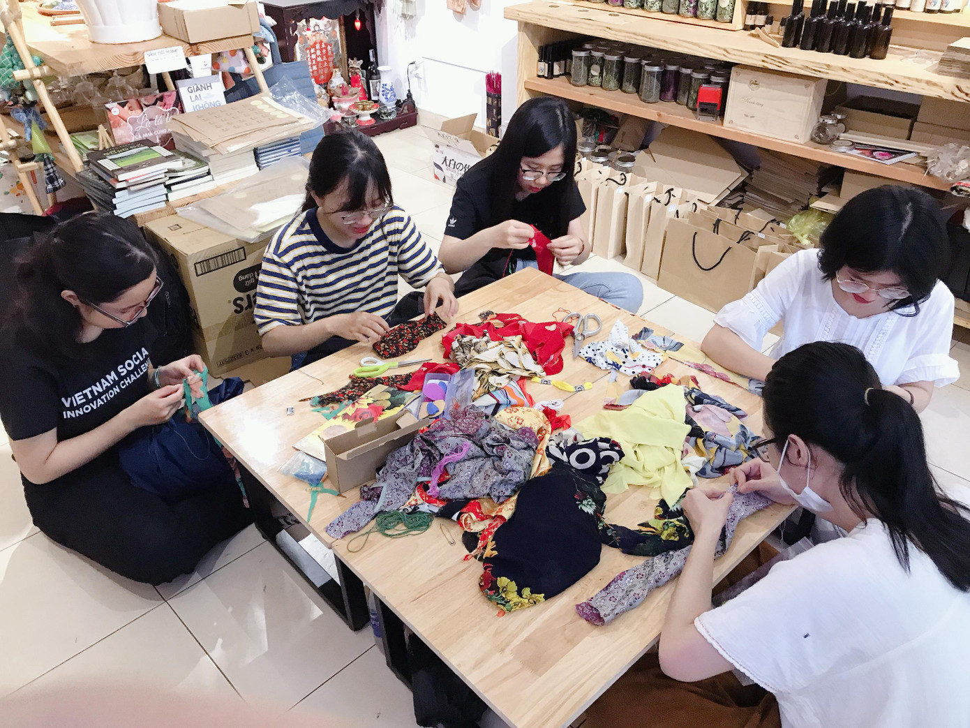 Nhiều bạn trẻ tìm đến lớp học may vá miễn phí để học và lan tỏa thông điệp sống xanh. Nhiều bạn trẻ tìm đến lớp học may vá miễn phí để học và lan tỏa thông điệp sống xanh.