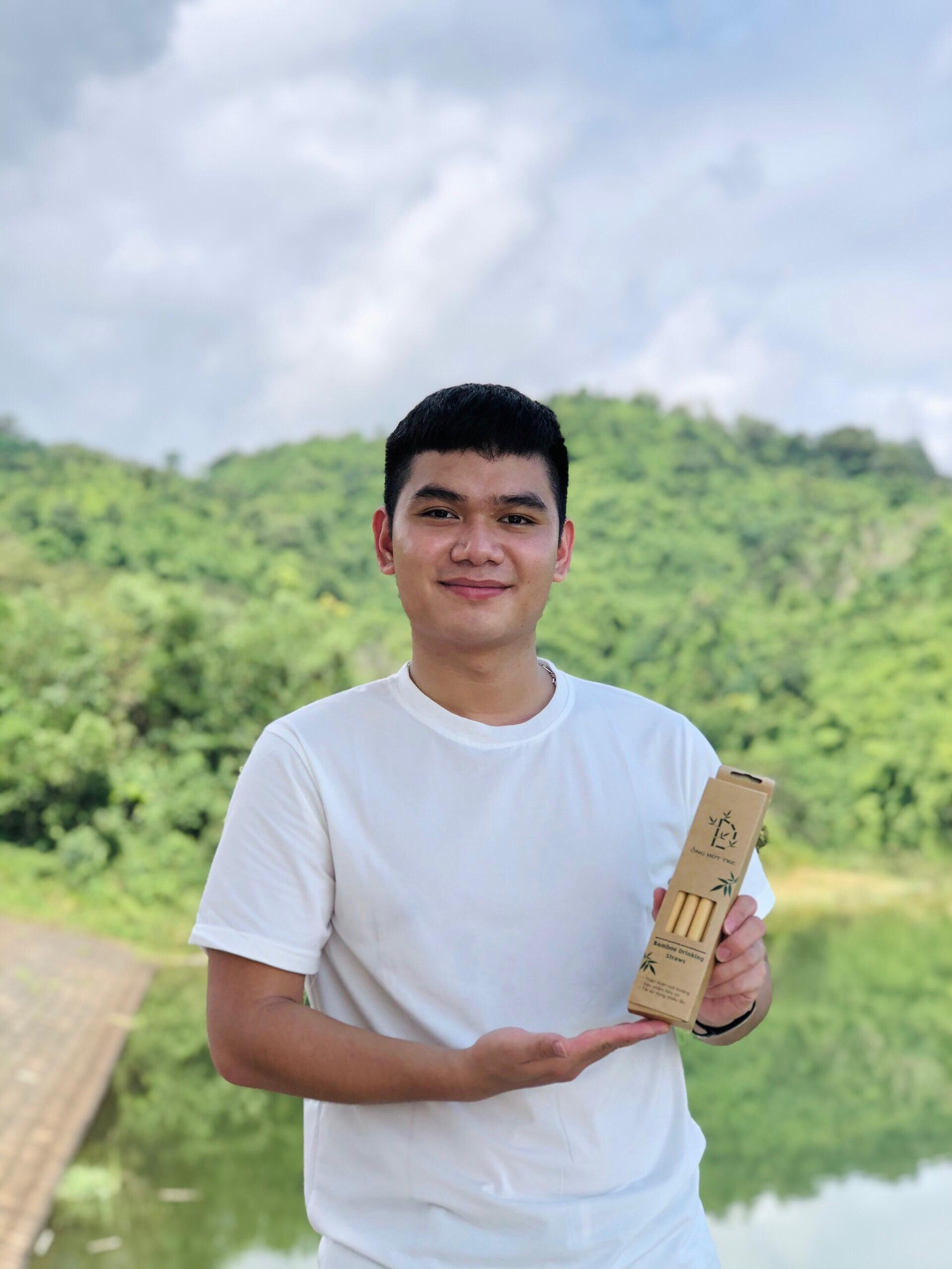 Tương lai, Nhân mong muốn sẽ quảng bá hình ảnh các sản phẩm làm từ tre, nứa Việt đến với bạn bè quốc tế. Tương lai, Nhân mong muốn sẽ quảng bá hình ảnh các sản phẩm làm từ tre, nứa Việt đến với bạn bè quốc tế.