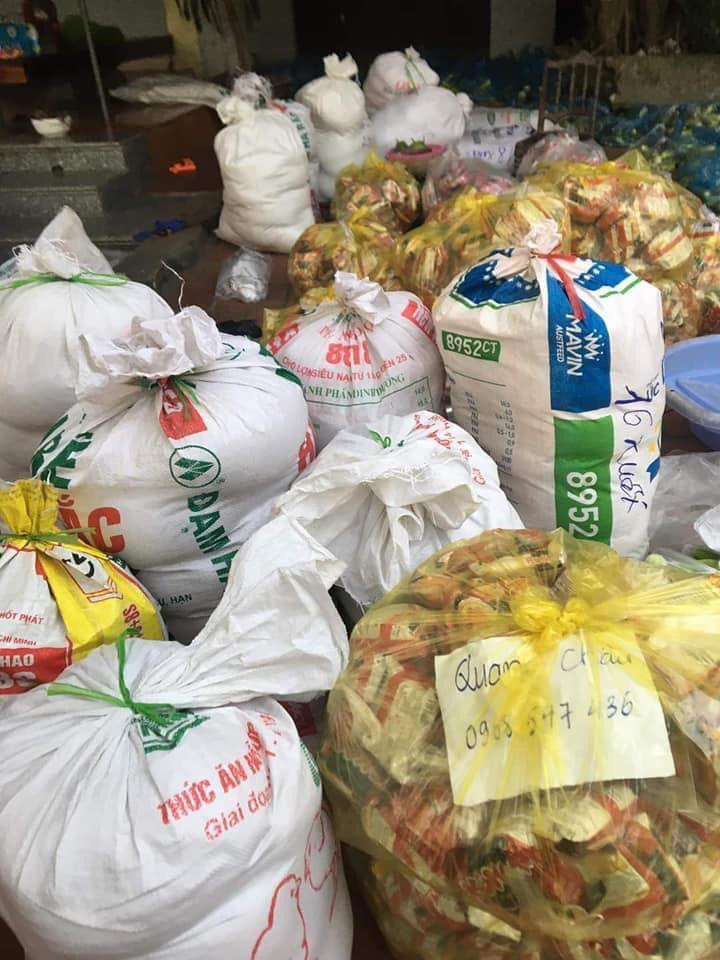 Quà của người dân thông qua nhóm gửi tới công nhân đang "mắc kẹt" trong những khu nhà trọ.
