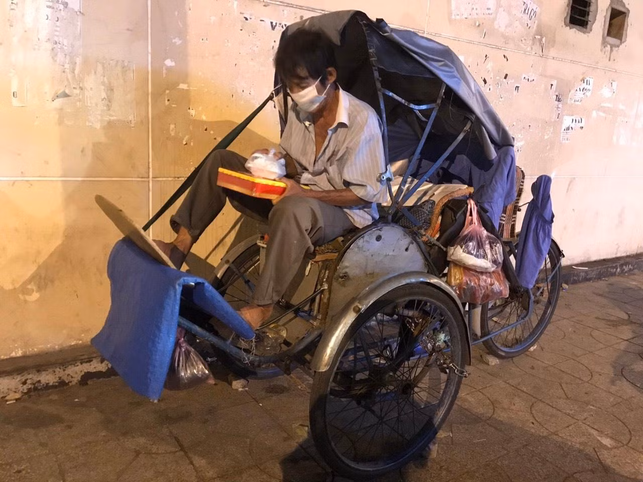 Niềm vui của những người vô gia cư ở Sài Gòn khi nhận được những món quà từ nhóm "Đêm Sài Gòn".