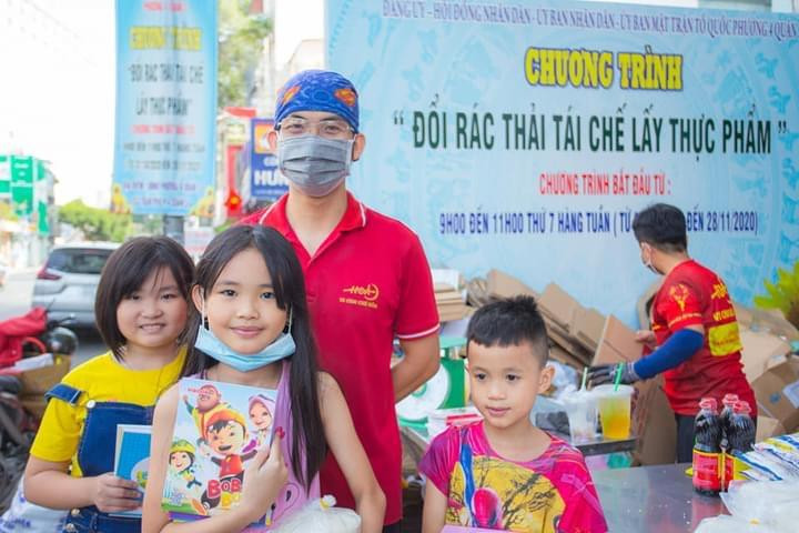 Những món quà mà Tiến tặng lại cho các bạn nhỏ. Những món quà mà Tiến tặng lại cho các bạn nhỏ.