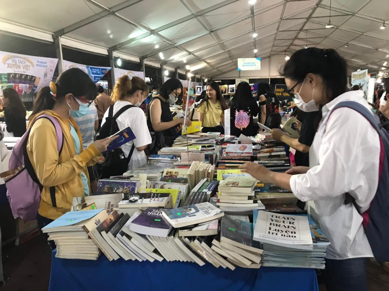 Rất đông các bạn trẻ lựa sách tại “Hội sách xuyên Việt”. (Ảnh: Hà Chi)