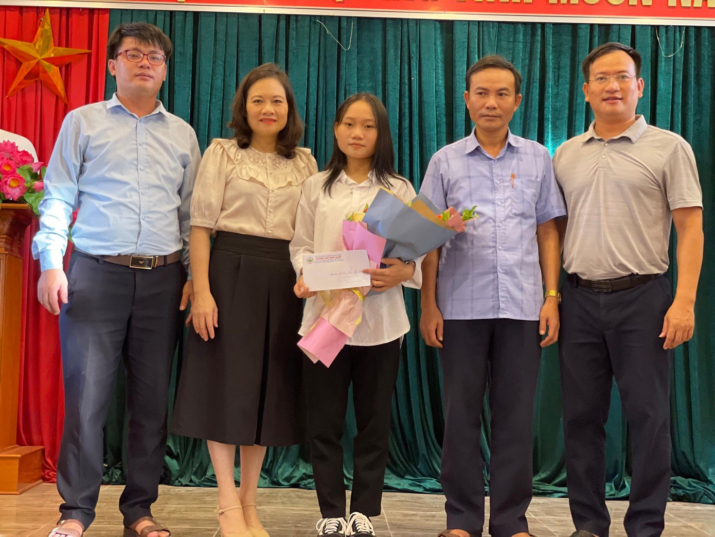 Ban Giám hiệu nhà trường tổ chức gặp mặt và chúc mừng Phan Thị Hương với kết quả thi 28,75 điểm khối C.