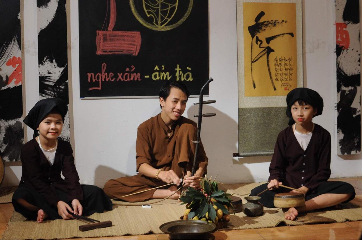 Sơn đang "ươm mầm" cho những bạn trẻ còn nhỏ tuổi mê hát xẩm. (Ảnh: NVCC) Sơn đang "ươm mầm" cho những bạn trẻ còn nhỏ tuổi mê hát xẩm. (Ảnh: NVCC)