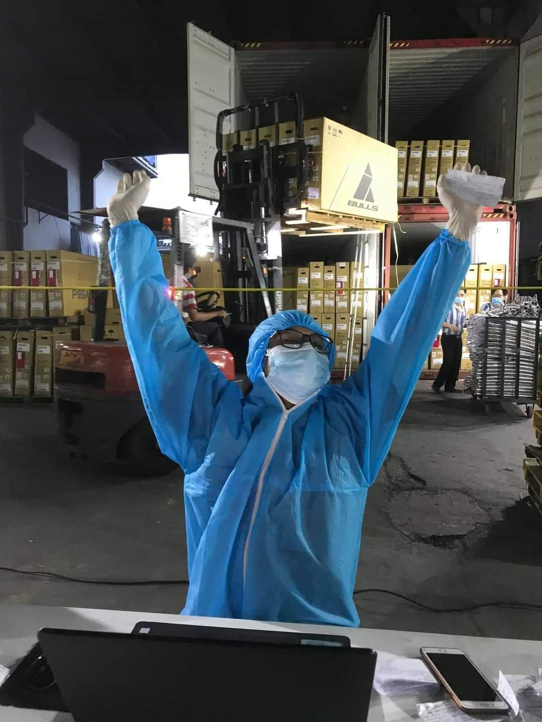 Các bạn tình nguyện viên sinh viên phấn khởi sau khi hoàn thành nhiệm vụ.